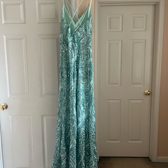 This os a Windsor prom dress its a size medium - Picture 2 of 3